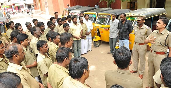 சிதம்பரத்தில் ஆட்டோ டிரைவர்களை பிடித்து எச்சரிக்கை விடுத்த டிஎஸ்பி!