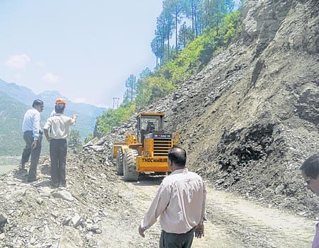 மும்முரமாக நடைபெறும் பத்ரிநாத் சாலை சீரமைப்புப் பணி 