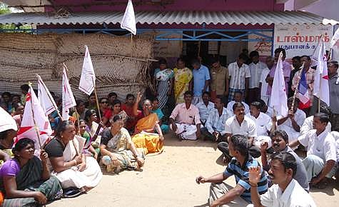 டாஸ்மாக் கடையை அகற்றகோரி வாலிபர் சங்கத்தினர் தூக்கில் தொங்கி நூதனப் போராட்டம்