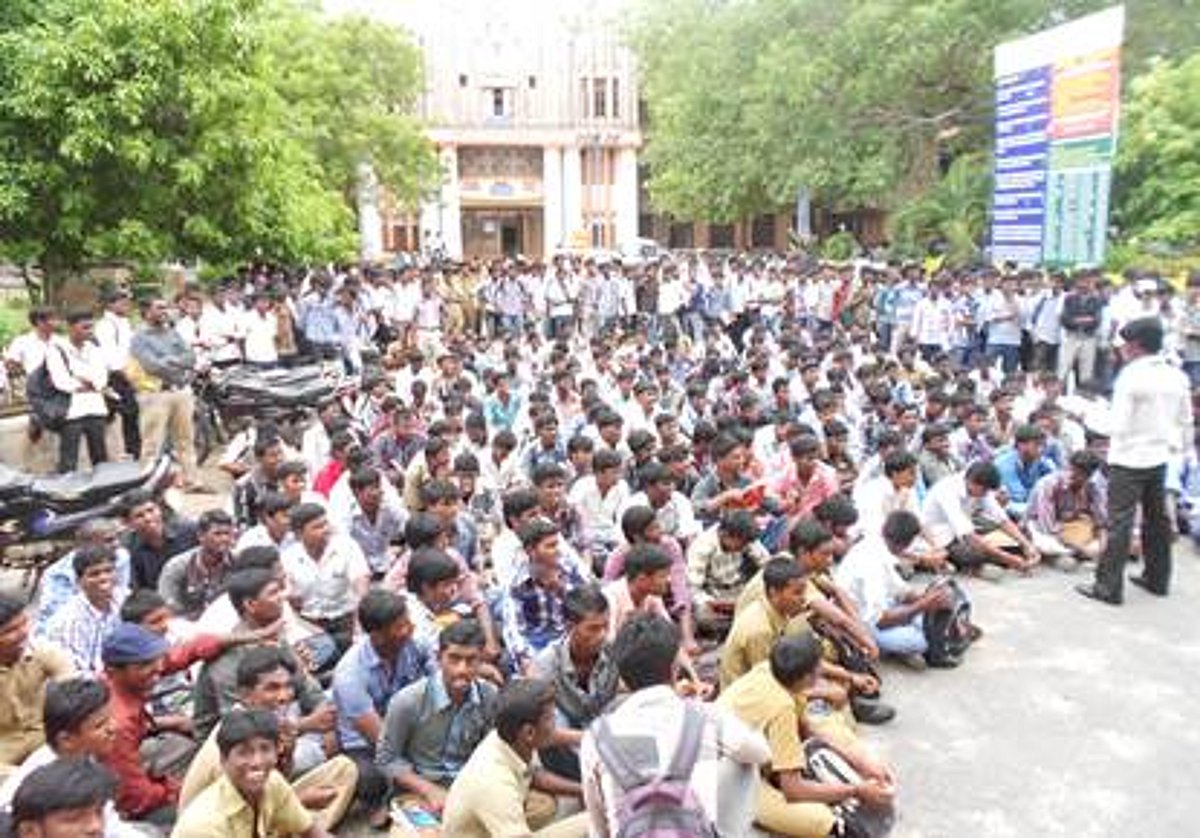 அண்ணாமலைப் பல்கலையில் மாணவர்கள் முற்றுகை போராட்டம்