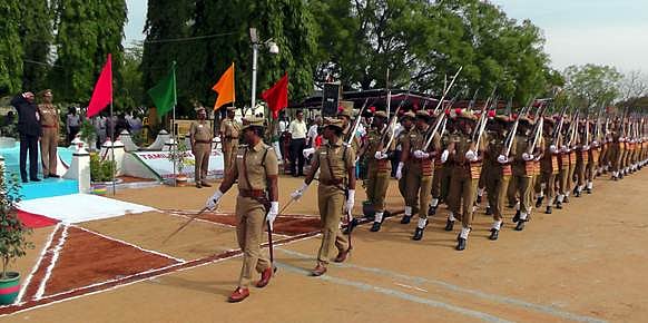 விருதுநகரில் சுதந்திர தினவிழா: தேசிய கொடி ஏற்றி வைத்து காவல்துறையினரின் அணிவகுப்பு மரியாதையை ஏற்றார் ஆட்சியர் 