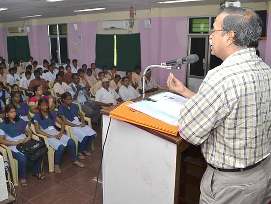 கல்லூரிகளில் அறிவியல் பாடங்களை எடுத்து படிக்கும் மாணவ, மாணவிகளின் எண்ணிக்கை குறைந்து வருகிறது