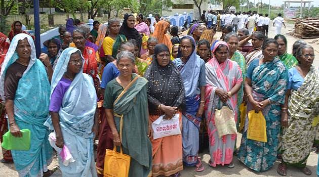 தேசிய ஊரக வேலை உறுதி திட்டத்தில் கூலி குறைவாக வழங்குவதாகக் கூறி ஆட்சியர் அலுவலகம் முற்றுகை