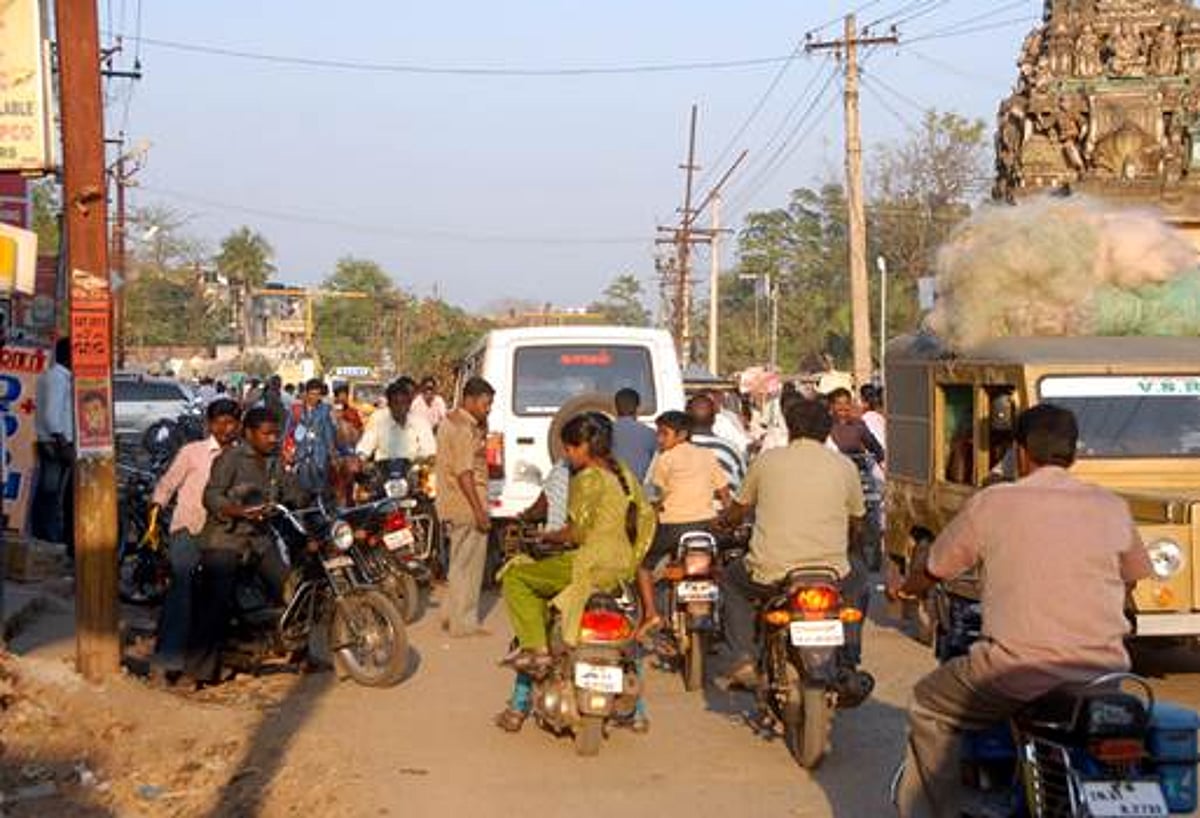 சிதம்பரத்தில் ஆட்டோ, மினிடோர் லாரி மற்றும் நடைபாதை கடைகளால் போக்குவரத்து நெருக்கடி