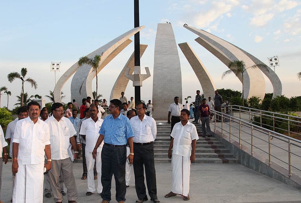 எம்ஜிஆர் நினைவிடத்தில் பராமரிப்புப் பணி : அமைச்சர் ஆய்வு