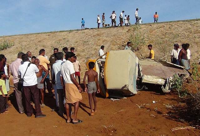 சங்கரன்கோவில் அருகே பொதிகை ரயில் சுமை ஆட்டோ மீது மோதி ஒருவர் பலி