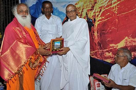 திருக்கைலாயம் சென்று திரும்பிய 110 பேருக்கு பட்டம்: ஊரன் அடிகளார் வழங்கினார்