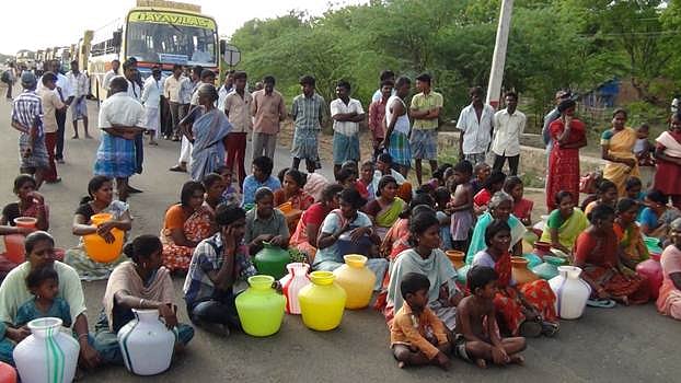 குடிதண்ணீர், அடிப்படை வசதிகளை செய்து தர வலியுறுத்தி காலிகுடங்களுடன் பொதுமக்கள் சாலைமறியல்