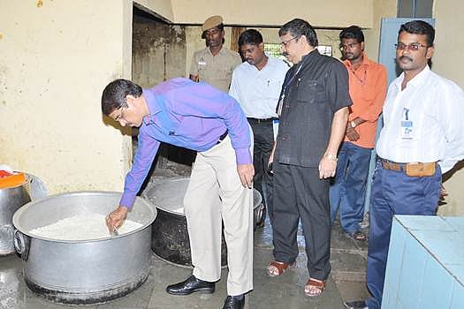 அண்ணாமலைப் பல்கலைக்கழக விடுதி உணவகங்களில் பல்கலை. நிர்வாகி திடீர் சோதனை!