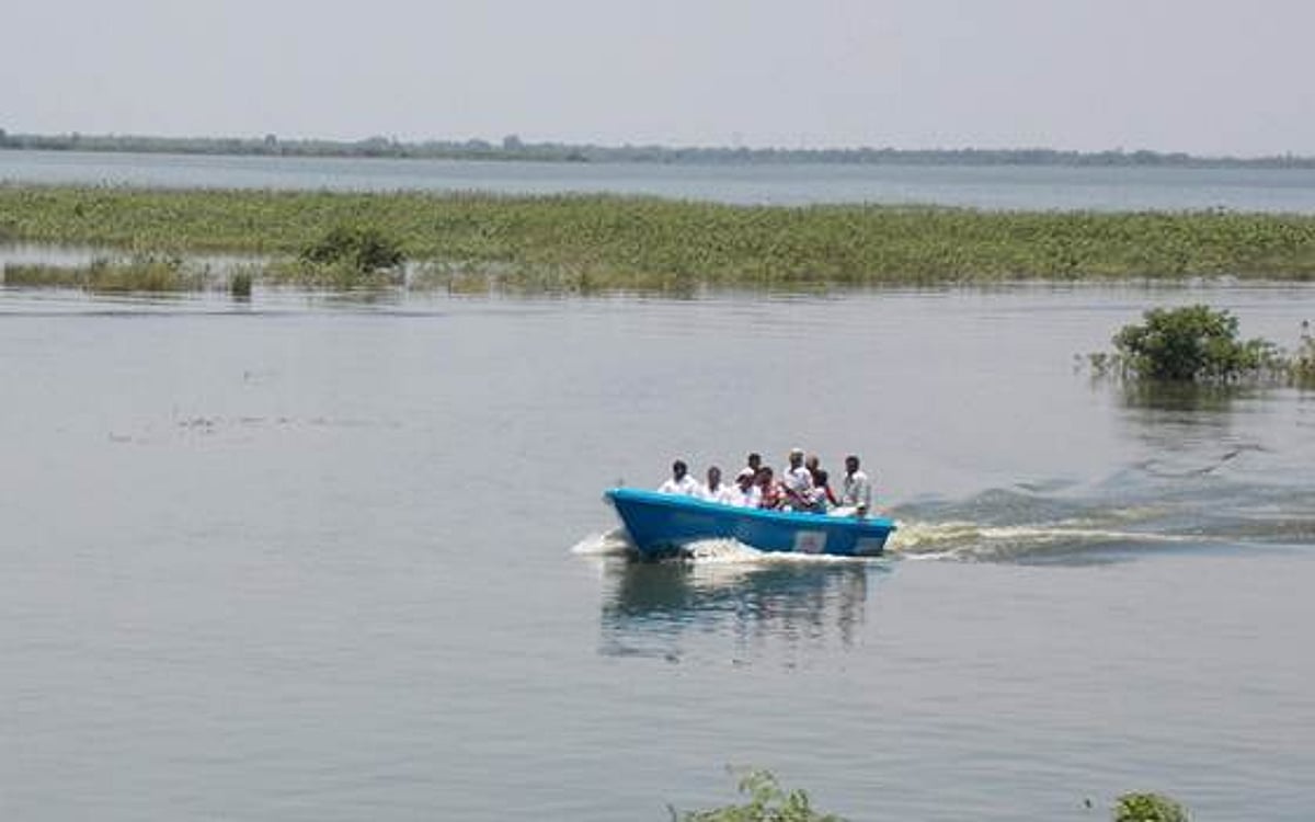 வீராணம் ஏரியில் மீன்குஞ்சுகளை பராமரிக்கவும், பிடிக்கவும் மோட்டார் படகு