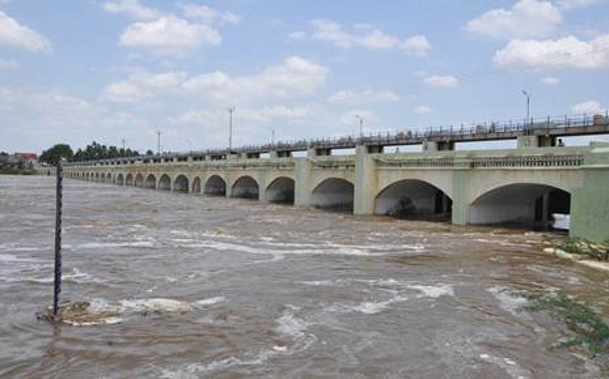 கடலில் வீணாக கலக்கும் நீர்: விவசாயிகள் வேதனை