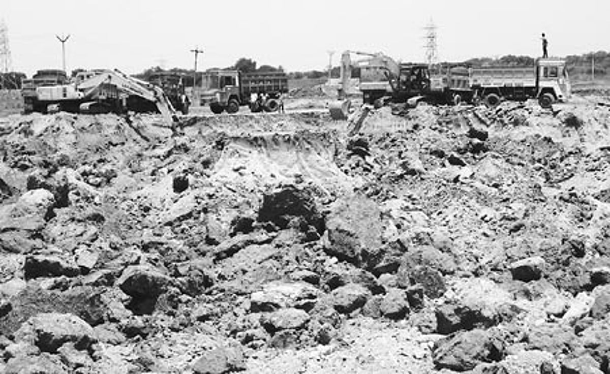 மணிமங்கலம் ஏரியில் தொடரும் மண்குவாரிகள்: விவசாயிகள் அச்சம்