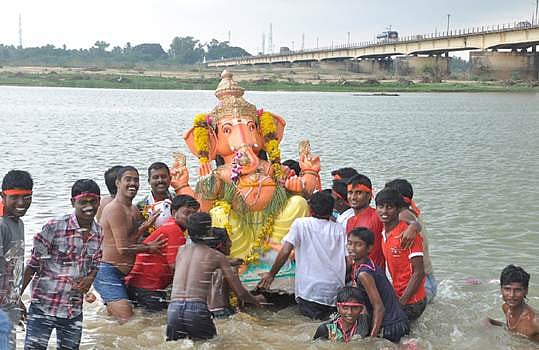 சிதம்பரம் அருகே கொள்ளிடம் ஆற்றில் 32 சிலைகள் கரைப்பு: பலத்த போலீஸ் பாதுகாப்பு