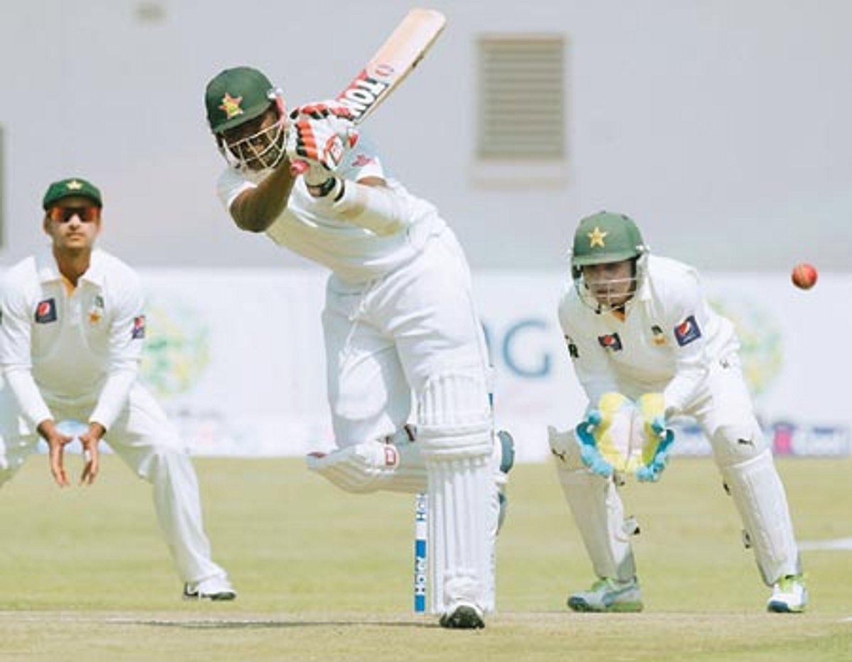 முதல் இன்னிங்ஸில் ஜிம்பாப்வே 294; பாகிஸ்தான் 163/3