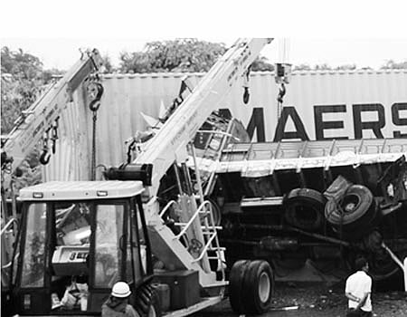 நடுரோட்டில் கவிழ்ந்த 3 லாரிகள்: 4 டிரைவர்கள் காயம்