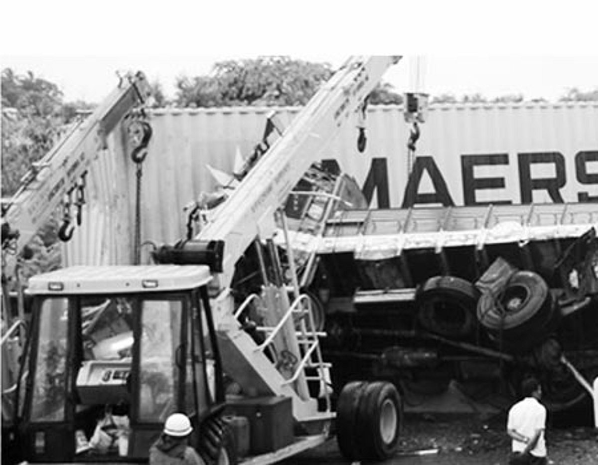 நடுரோட்டில் கவிழ்ந்த 3 லாரிகள்: 4 டிரைவர்கள் காயம்