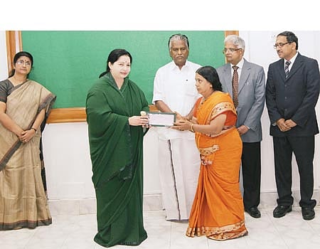 மறைந்த வழக்குரைஞர்களின் குடும்பங்களுக்கு நிதியுதவி: முதல்வர் ஜெயலலிதா வழங்கினார்