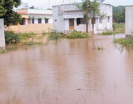 ஒரு நாள் மழைக்கே குடியிருப்புக்குள் புகுந்தது தண்ணீர்!