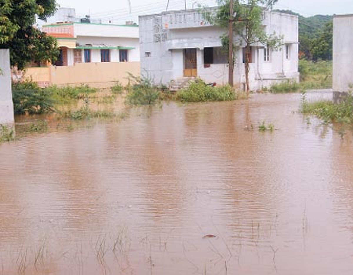 ஒரு நாள் மழைக்கே குடியிருப்புக்குள் புகுந்தது தண்ணீர்!