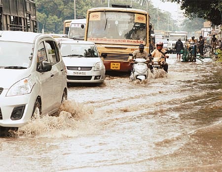 சென்னையில் இடி மின்னலுடன் கொட்டித் தீர்த்த மழையால் சாலைகளில் வெள்ளம்