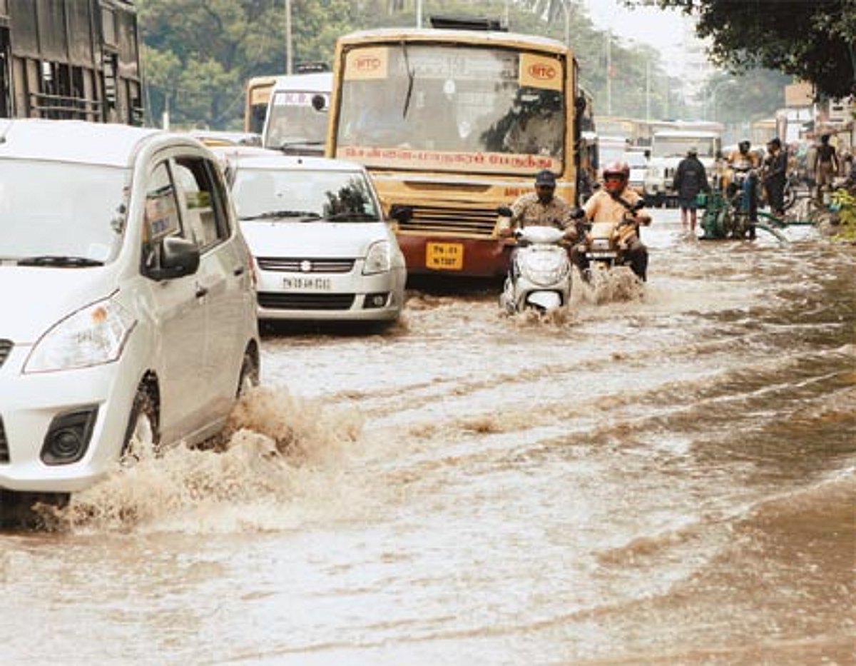 சென்னையில் இடி மின்னலுடன் கொட்டித் தீர்த்த மழையால் சாலைகளில் வெள்ளம்