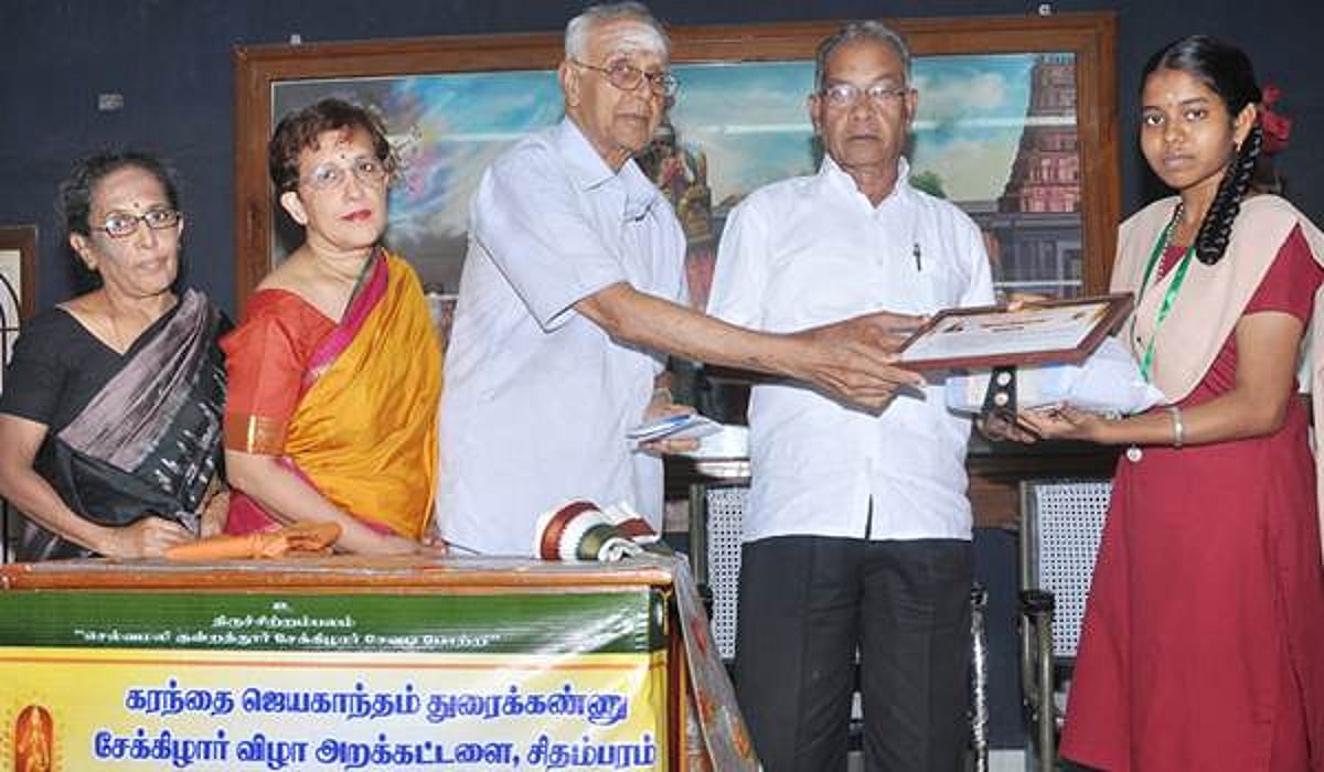 தமிழில் முதல் மதிப்பெண்கள் பெற்ற மாணவர்களுக்கு பரிசு வழங்கும் விழா