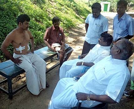 சிதம்பரம் அருகே முதலை கடித்து மூவர் படுகாயம்: எம்எல்ஏ ஆறுதல்