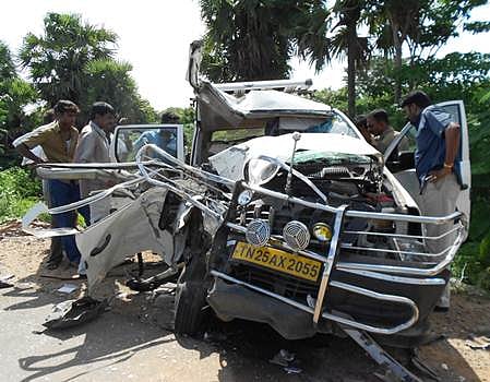 கார், வேன் மோதல்: டிரைவர் சாவு, மூவர் படுகாயம்