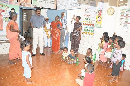 சத்துணவு மையங்களில் ஆட்சியர் ஆய்வு