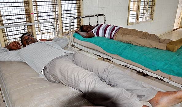 மணல் கடத்தலை பிடிக்கச் சென்ற சப்-இன்ஸ்பெக்டர் மற்றும் காவலர் மீது தாக்குதல்