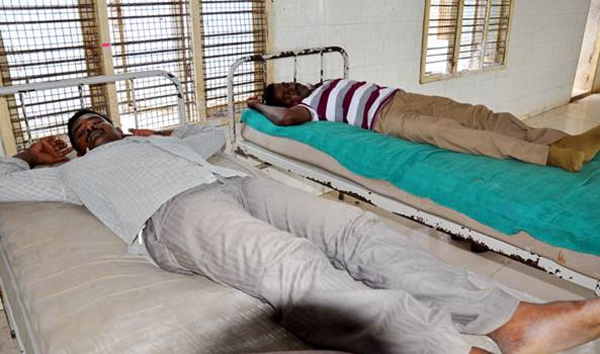 மணல் கடத்தலை பிடிக்கச் சென்ற சப்-இன்ஸ்பெக்டர் மற்றும் காவலர் மீது தாக்குதல்