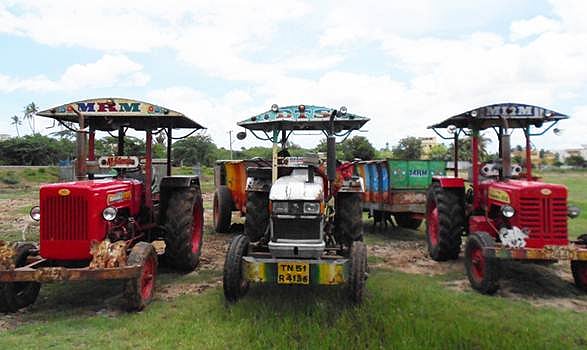 அனுமதியின்றி மணல் ஏற்றிச் சென்ற 5 டிராக்டர்கள், பொக்லீன் பறிமுதல்