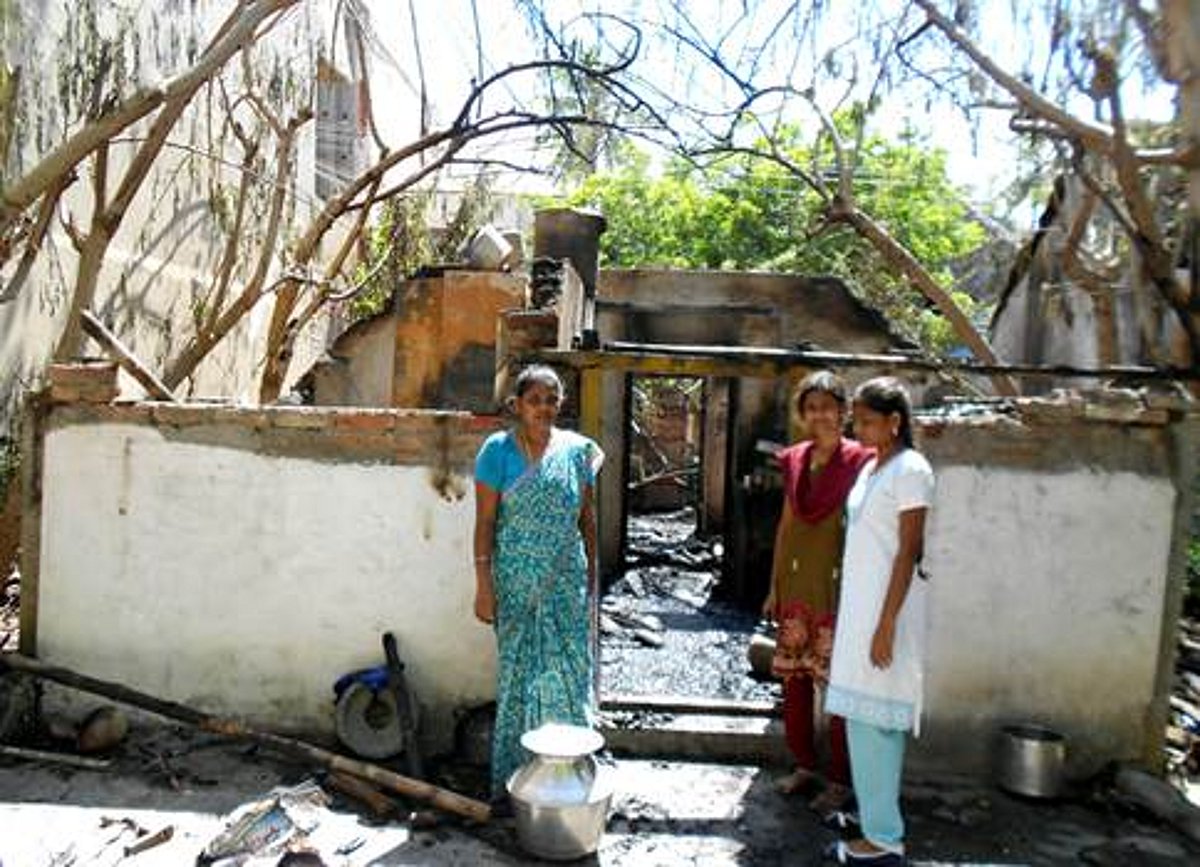 சிதம்பரத்தில் பூட்டியிருந்த வீடு தீப்பிடித்து ரூ.5 லட்சம் பொருள்கள் சேதம்