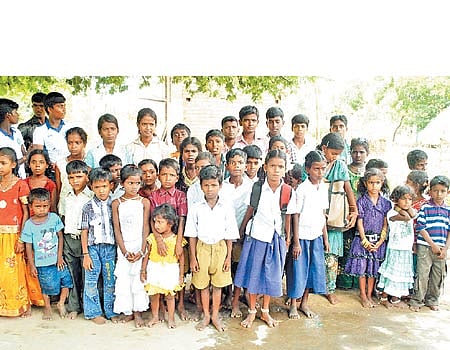 செய்யாறு அருகே நெமிலி கிராமத்தின் அவல நிலை: பள்ளிக்காக 4 கி.மீ. நடந்து செல்லும் பிஞ்சுக் குழந்தைகள்