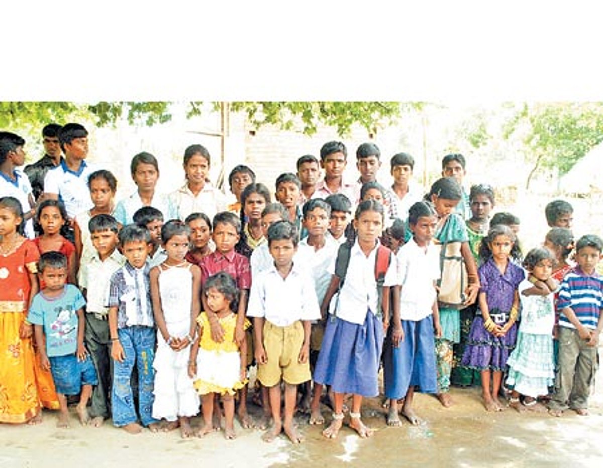 செய்யாறு அருகே நெமிலி கிராமத்தின் அவல நிலை: பள்ளிக்காக 4 கி.மீ. நடந்து செல்லும் பிஞ்சுக் குழந்தைகள்