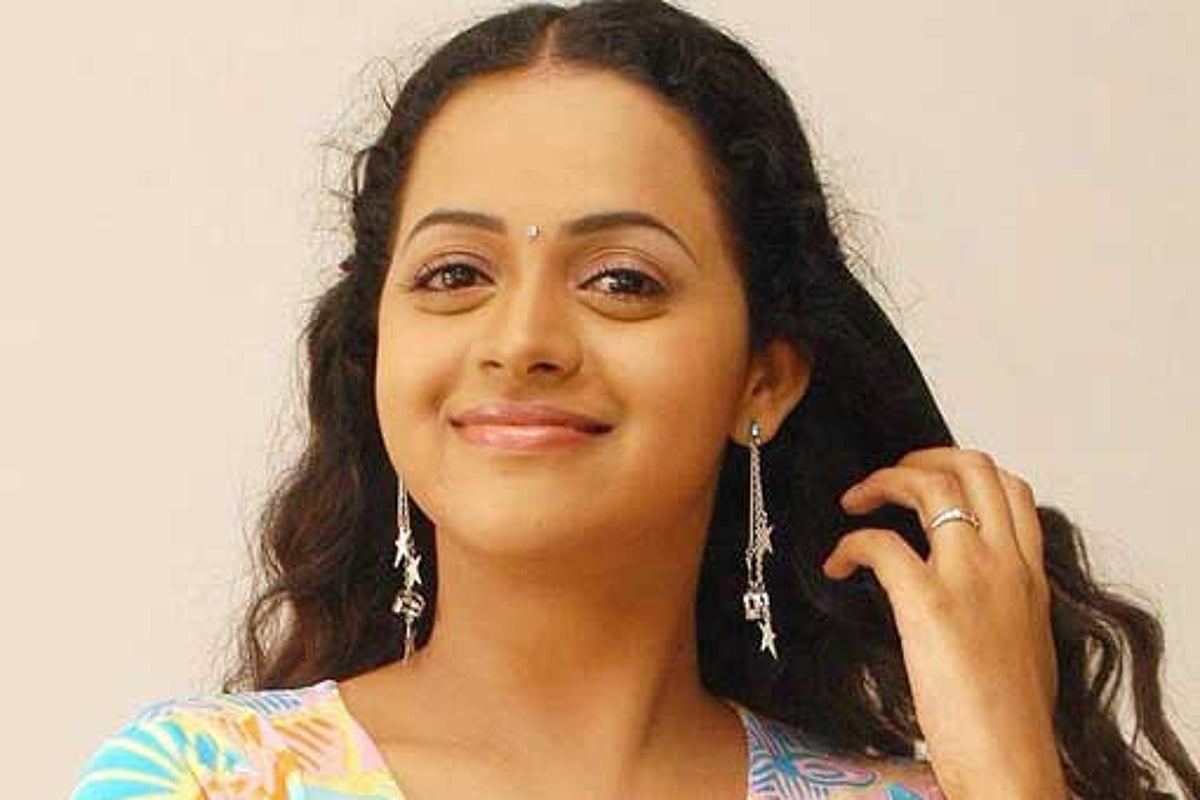 போலீஸ் வேடத்தில் பாவனா