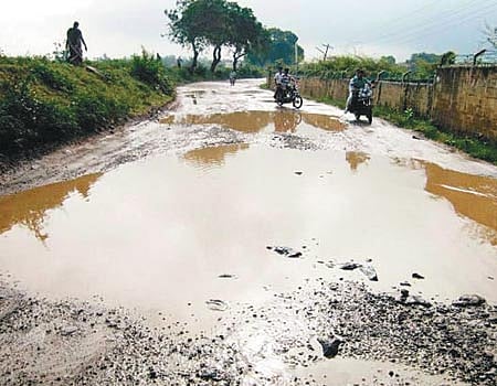 14 கி.மீ. தொலைவுக்கு சேதமடைந்த நெடுஞ்சாலை!
