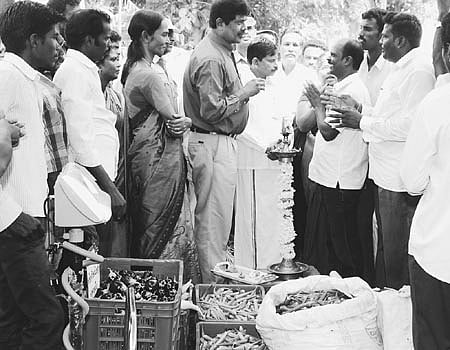 பீர்க்கன்கரணையில் காய்கறிகள் சேகரிப்பு ஏல மையம் 