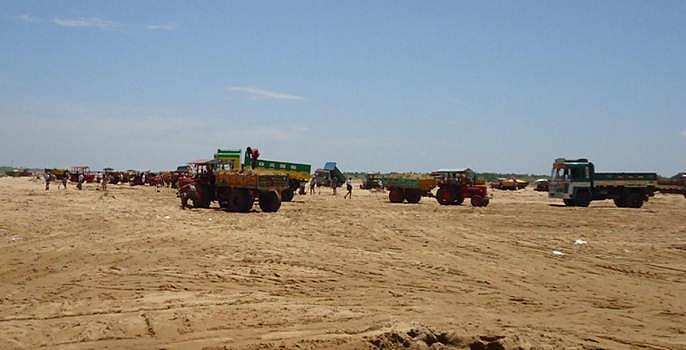 கொள்ளிடம் ஆற்றில் மணல் அள்ள பொதுமக்கள் எதிர்ப்பு: வாகனங்கள் சிறைபிடிப்பு