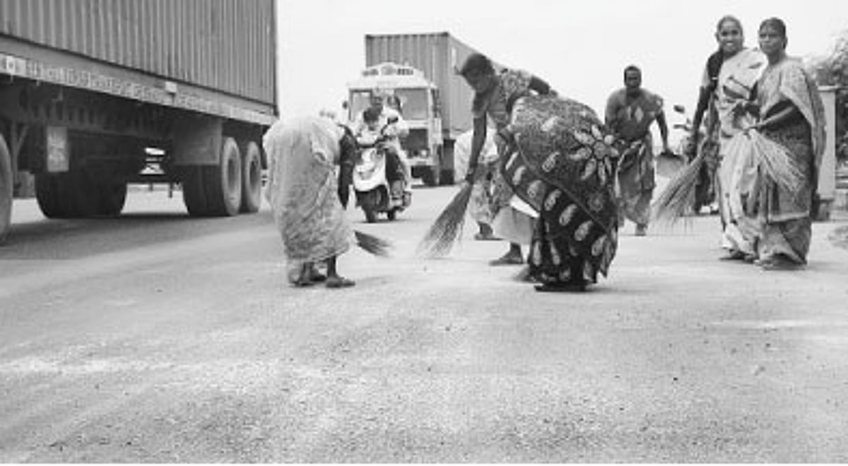 சாலையில் சிதறும் கந்தகம்: கண்ணீர் சிந்தும் வாகன ஓட்டிகள்