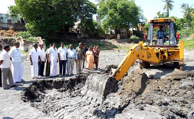 சிதம்பரம் தில்லையம்மன்கோயில் குளம் தூர்வாரும் பணி தொடக்கம்