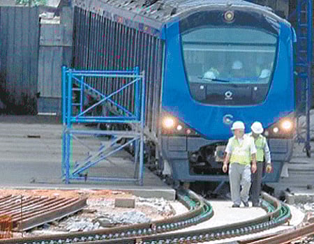 சோதனை ஓட்டத் தண்டவாளத்தில் நிறுத்தப்பட்டது மெட்ரோ ரயில் 