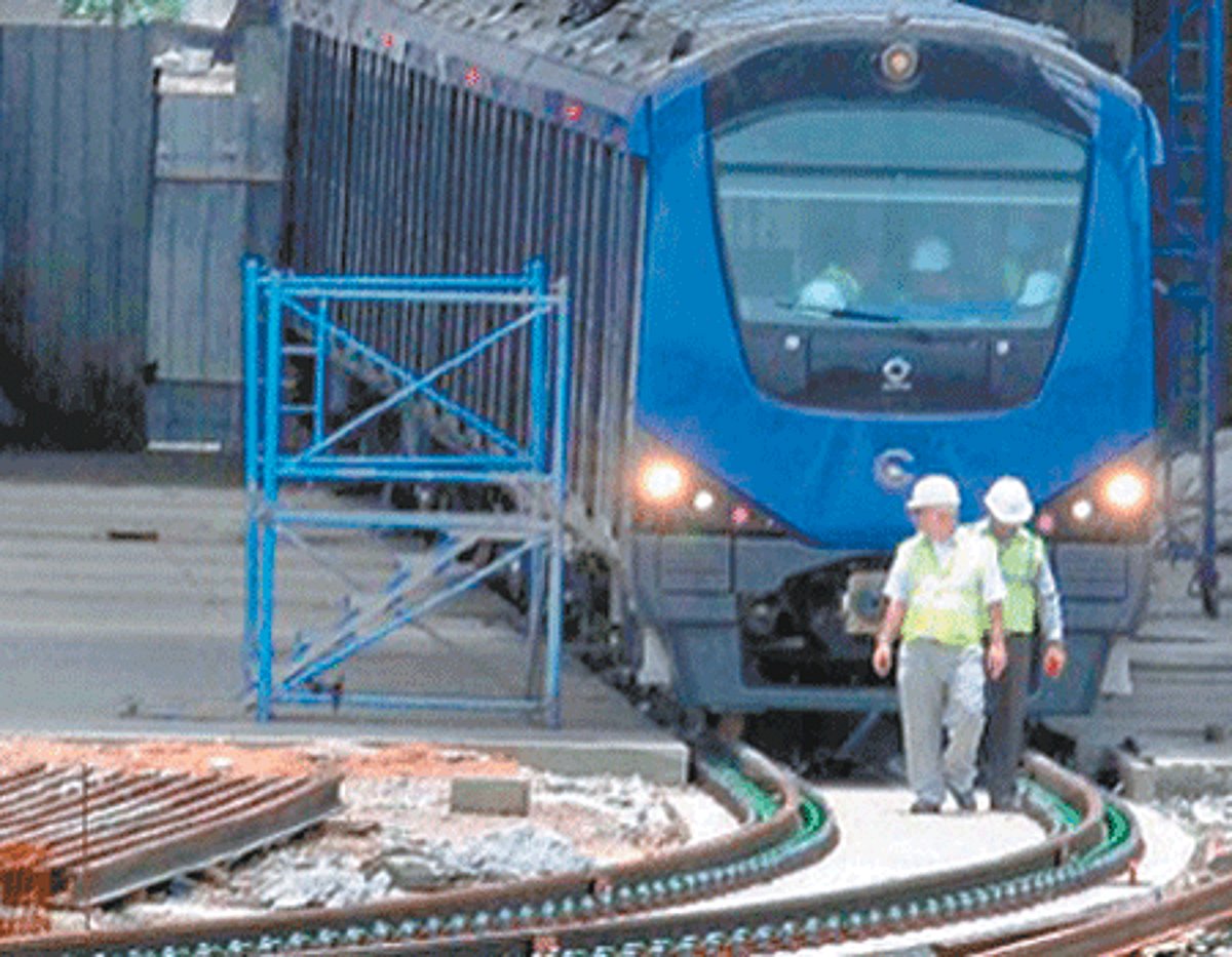 சோதனை ஓட்டத் தண்டவாளத்தில் நிறுத்தப்பட்டது மெட்ரோ ரயில்