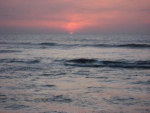 புதுச்சேரி கடற்கரையில் 3 பெண்கள் தற்கொலை : தற்கொலைக்கு முயன்ற மேலும் நால்வர் மருத்துவமனையில் அனுமதி