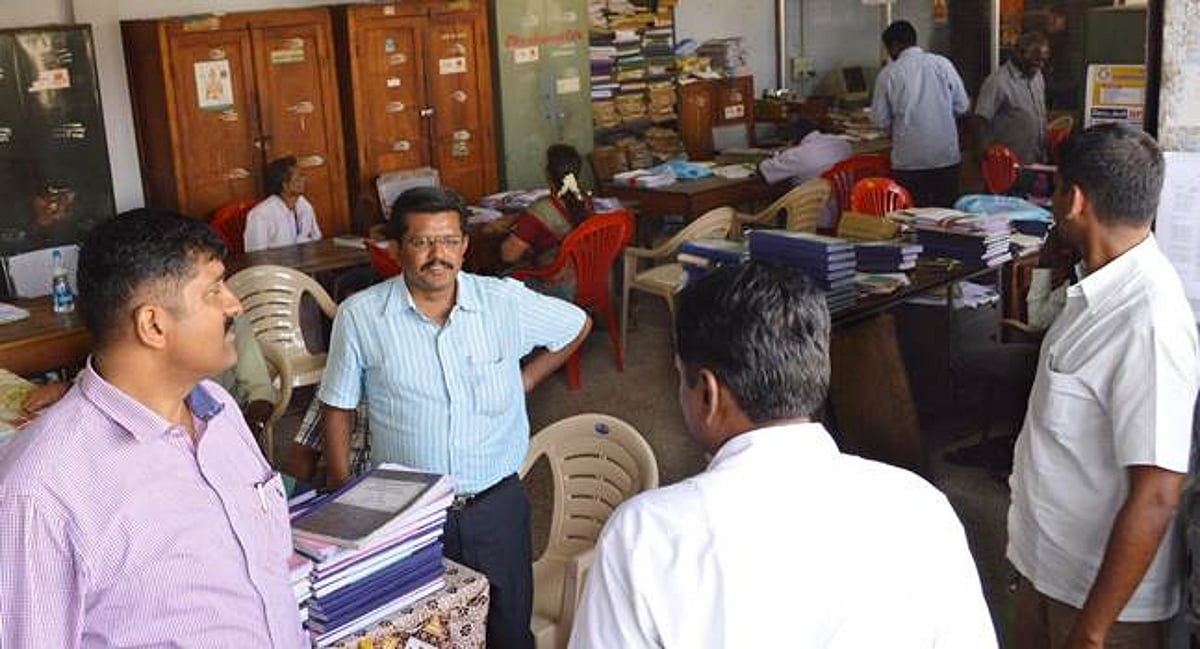 கூட்டுறவு உதவி இயக்குநர் அலுவலகத்தில் லஞ்ச ஒழிப்பு போலீஸார் திடீர் சோதனை: கணக்கில் வராத ரூ.51,500 பறிமுதல்