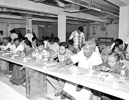 ஆடம்பரம் வேண்டாம்; அன்பு வேண்டும்!