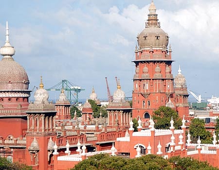 மெரீனா கடற்கரை விவகாரம்: வனத் துறை முதன்மைச் செயலா், மாநகராட்சி ஆணையா் ஆஜராக உத்தரவு