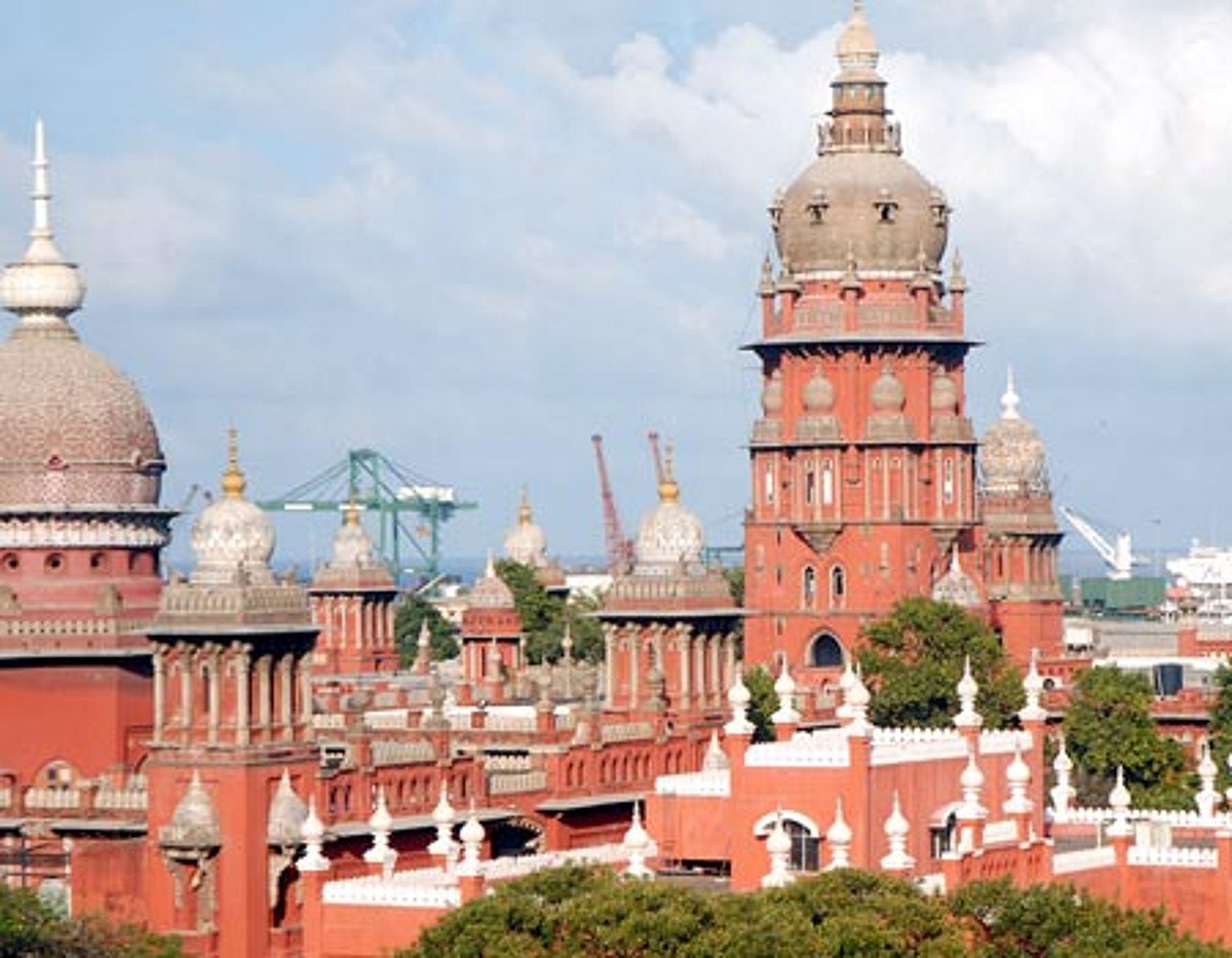 மெரீனா கடற்கரை விவகாரம்: வனத் துறை முதன்மைச் செயலா், மாநகராட்சி ஆணையா் ஆஜராக உத்தரவு