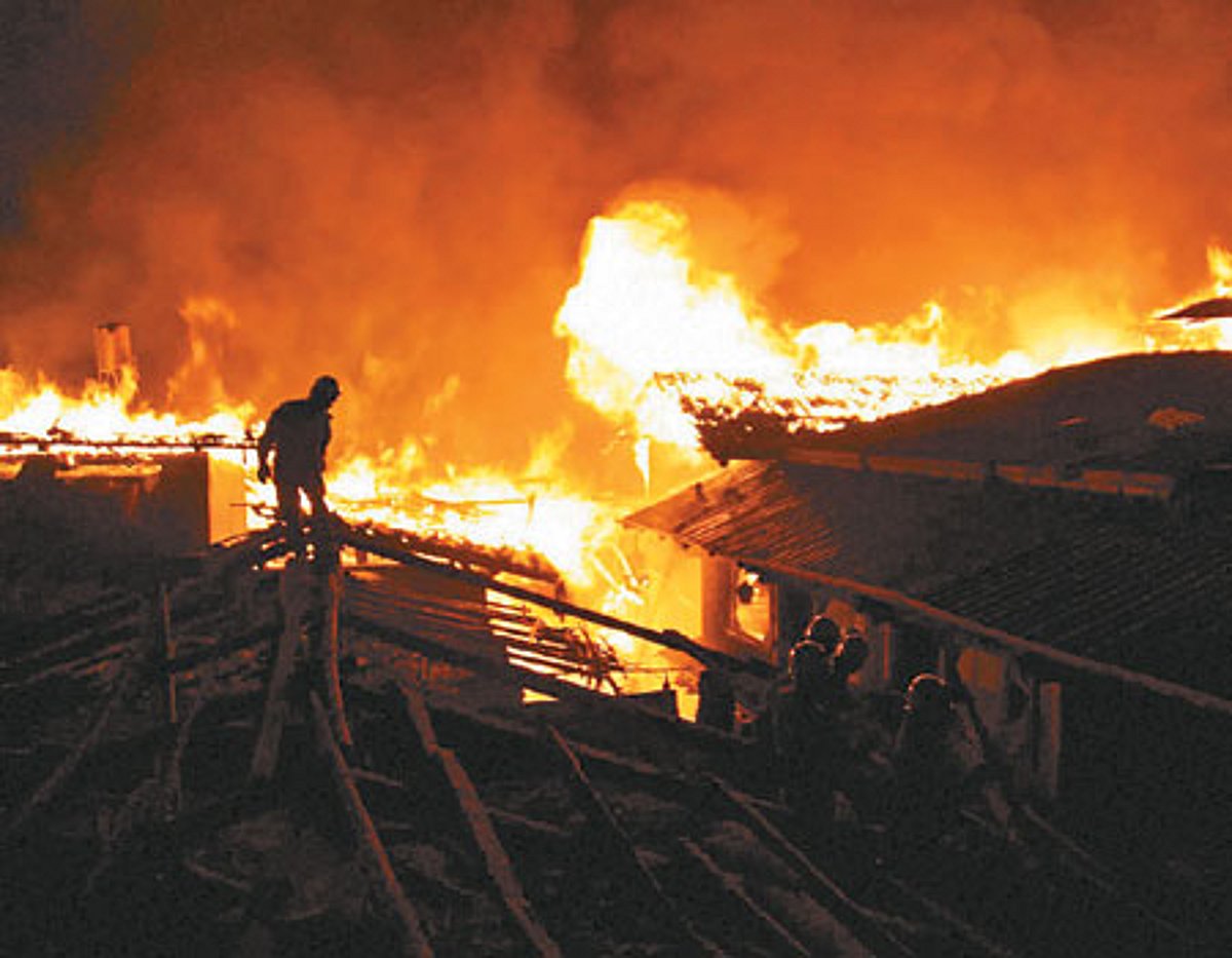 கோழிப் பண்ணையில் தீ விபத்து : 4 ஆயிரம் கோழிக் குஞ்சுகள் பலி