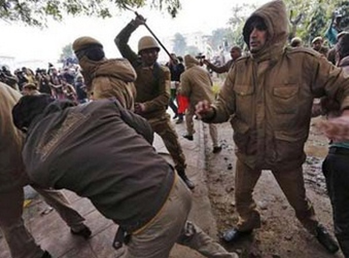 நாளை மாலைக்குள் இடத்தை மாற்றுங்கள்: போலீஸார் உத்தரவு